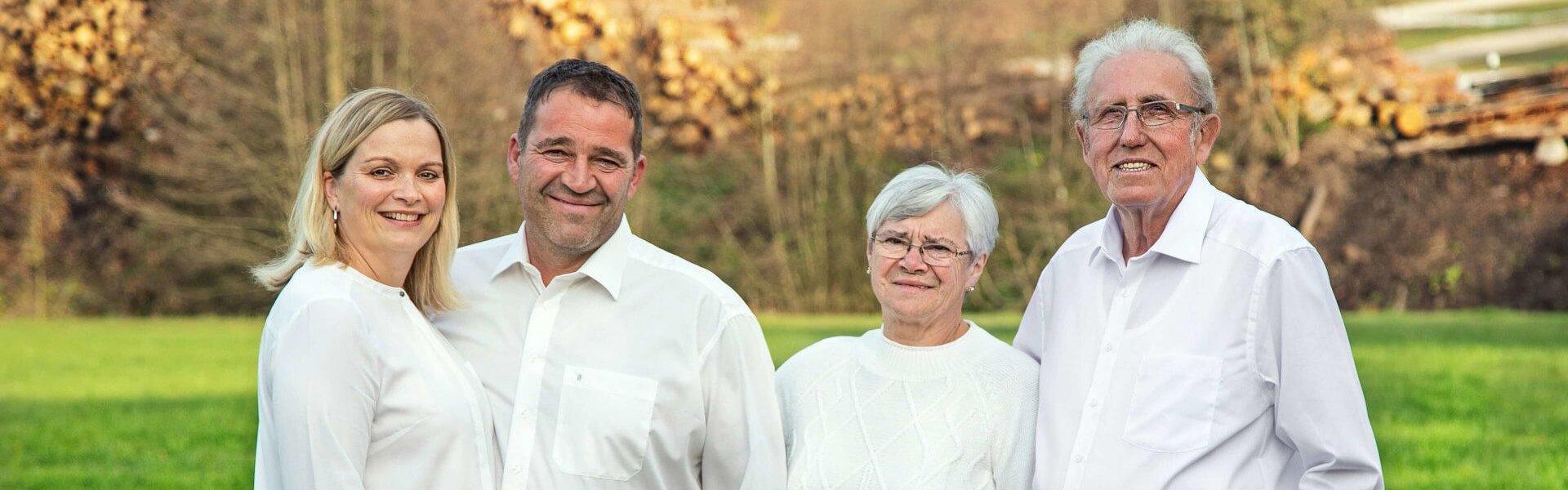 Familienfoto von zwei Generationen